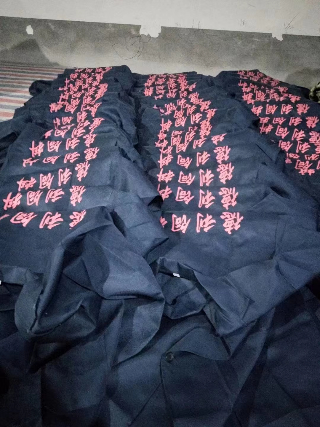 制服呢大褂子批发，量大价优，可以定制印字